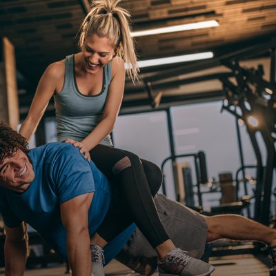 Paar trainiert im Fitnessstudio