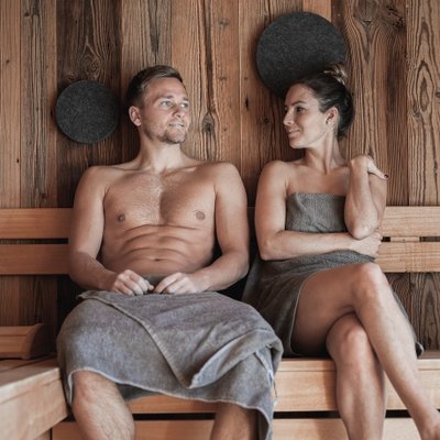 Paar entspannt in der Sauna