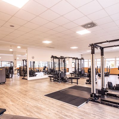 Trainingsgeräte im Fitnessstudio von MYGYM