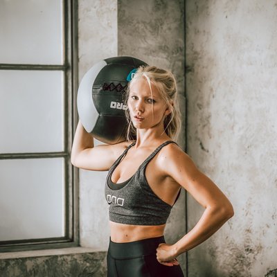 Fitness_Frau_Medizinball 2
