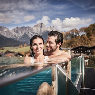 Paar entspannt im Pool