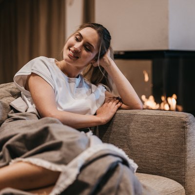 Frau entspannt auf dem Sofa