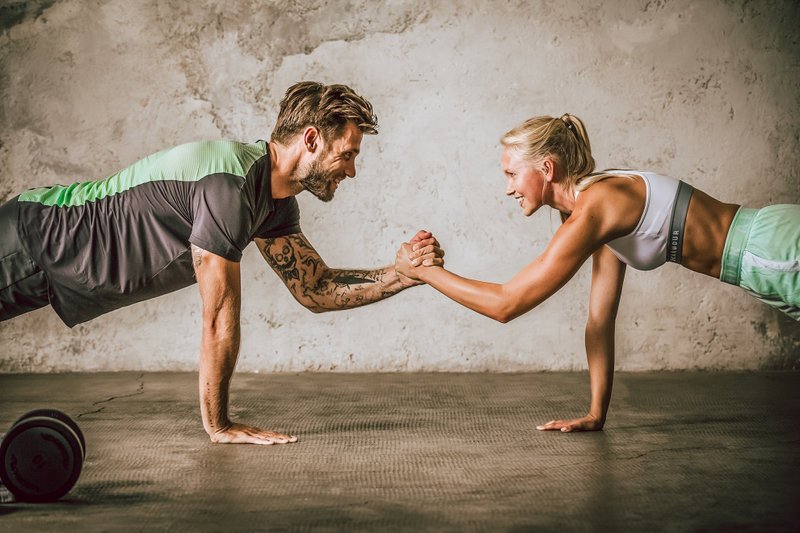 fitness_couple_plank-mit-abklatschen-satt