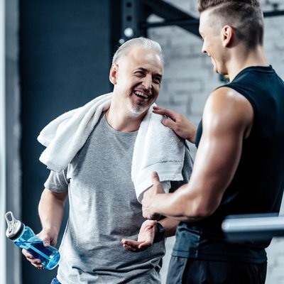 Männer trainieren gemeinsam im Fitnessstudio